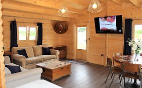 Stunning 5-Bed Cabin In Ashton Under Hill